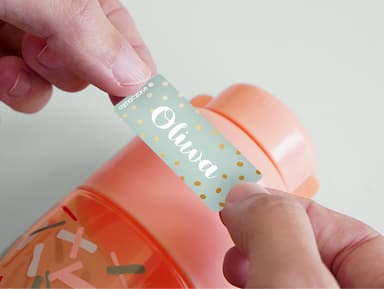 Małe naklejki imienne ze złotym wzorem