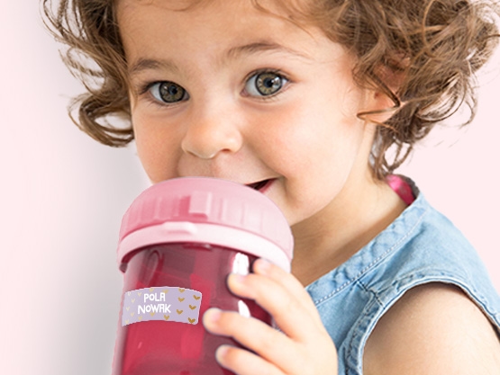 Małe naklejki imienne ze złotym wzorem