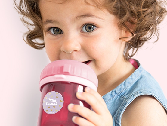 Okrągłe naklejki imienne ze złotym wzorem