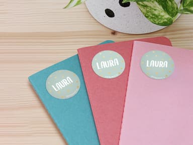 Okrągłe naklejki imienne ze złotym wzorem