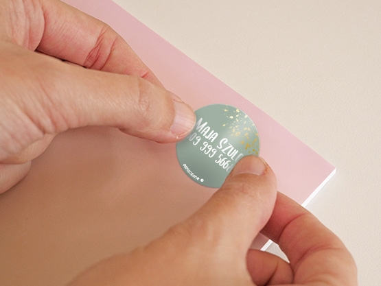 Okrągłe naklejki imienne ze złotym wzorem