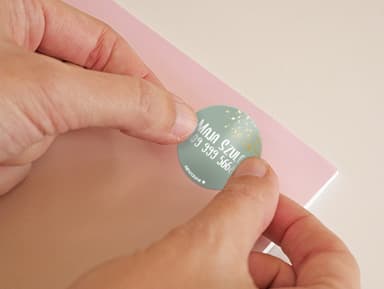 Okrągłe naklejki imienne ze złotym wzorem