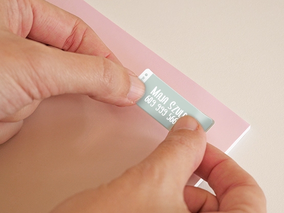 Zestaw jednokolorowych małych naklejek imiennych